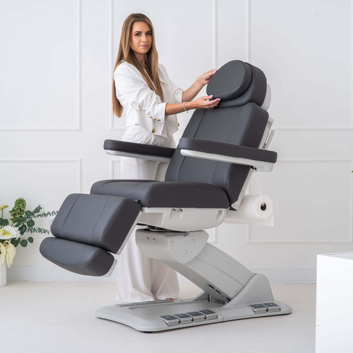Electric beauty chair for podiatry treatments Evia Balance Graphite – wide seat, setting memory | 3-year warranty | Habys